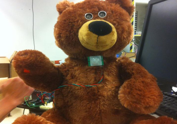 Den sosiale bjørnen var en prototype vi lagde
                                 for å skape sosial interaksjon mellom studenter. +UX<sup>®</sup>